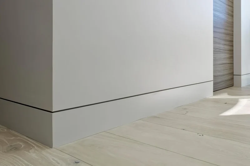 Как скрыть плинтус в интерьере