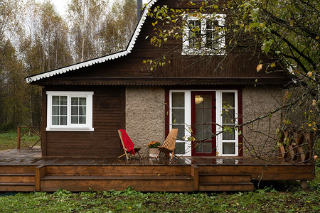 Чем покрасить старый дом: полезные советы по выбору краски для деревянных и оштукатуренных стен